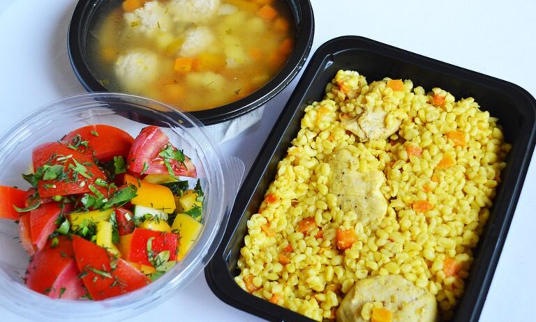 Вкусные и полезные обеды с доставкой в Киеве от «Живи Смачно»