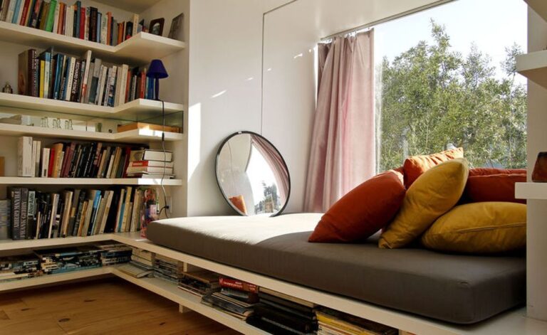 Создаём уютный уголок для чтения: свет, кресло, полки и мелочи