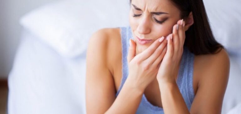 Топ помилок при зубному болю: що роблять вдома і роблять тільки гірше