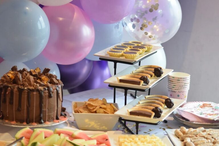 Как организовать на детском празднике фуршет с яркими и полезными порционными угощениями