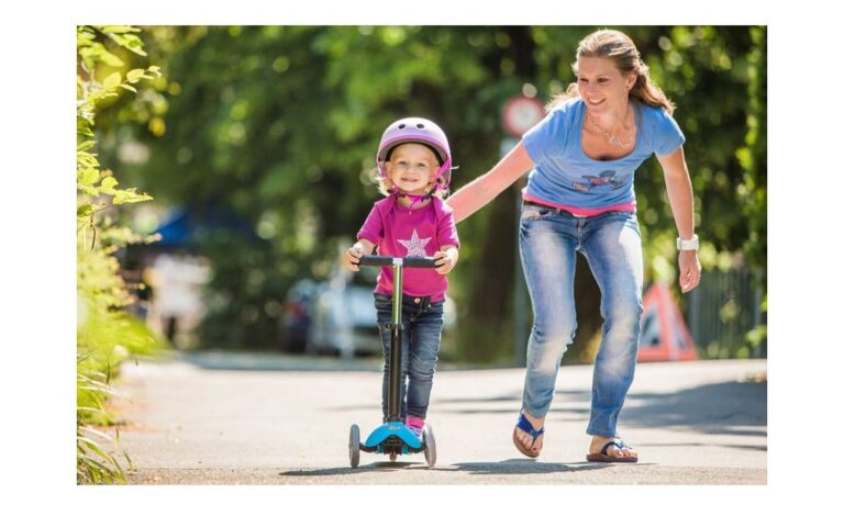 Самокати з батьківською ручкою: як обрати модель, яка прослужить не один сезон