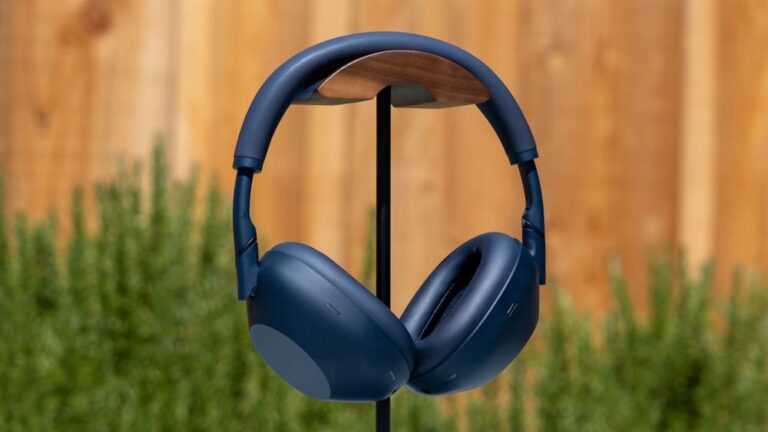 Sony WH-1000XM6 или Logitech G435: какие наушники стоит купить в 2026 году