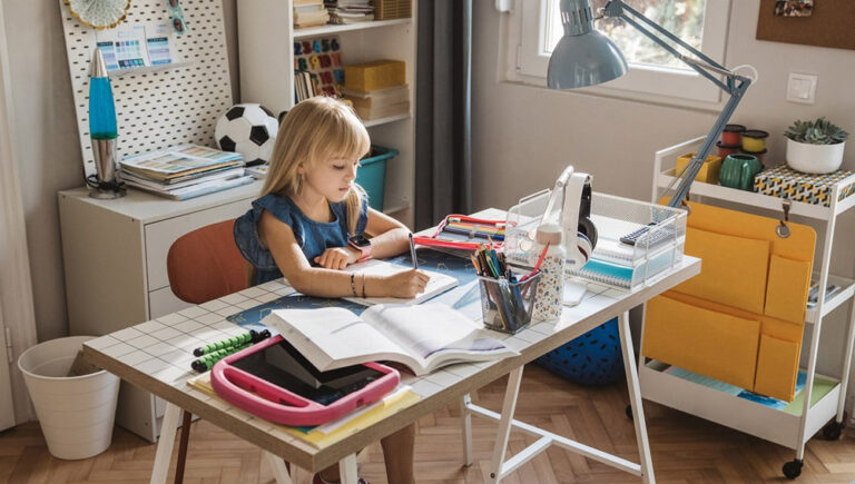 Як облаштувати зручне робоче місце для дитини: письмовий стіл, організація та захист поверхні